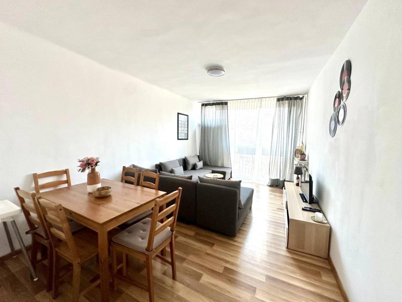Ohmyhome - Park Mirowski Apartment *