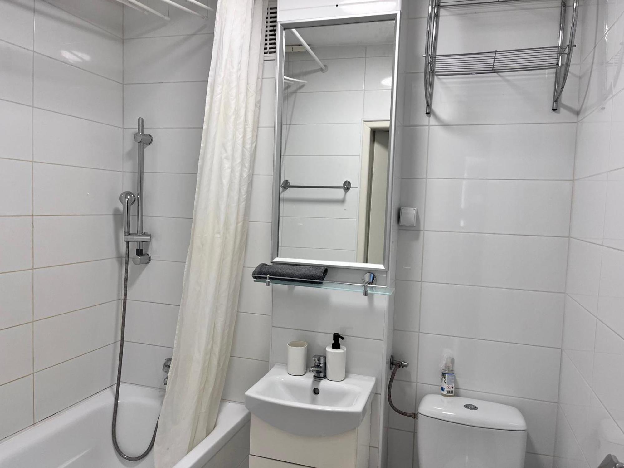 Ohmyhome - Park Mirowski Apartment *